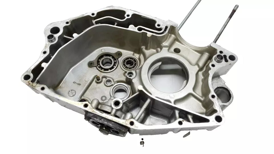 Carter moteur central gauche Suzuki TU-X 125 1999-2001 Réf : 11300-05305-000