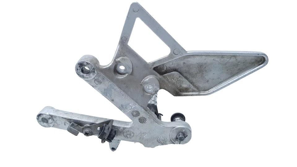Repose-pied avant gauche Yamaha TZR 50 2008 n°4 Réf : 5WXF744300LK