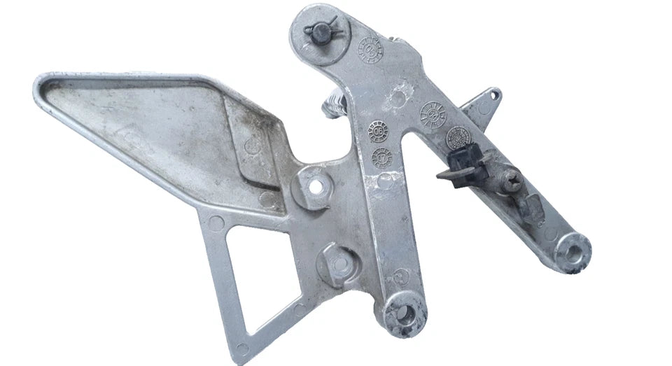 Repose-pied avant gauche Yamaha TZR 50 2008 n°4 Réf : 5WXF744300LK