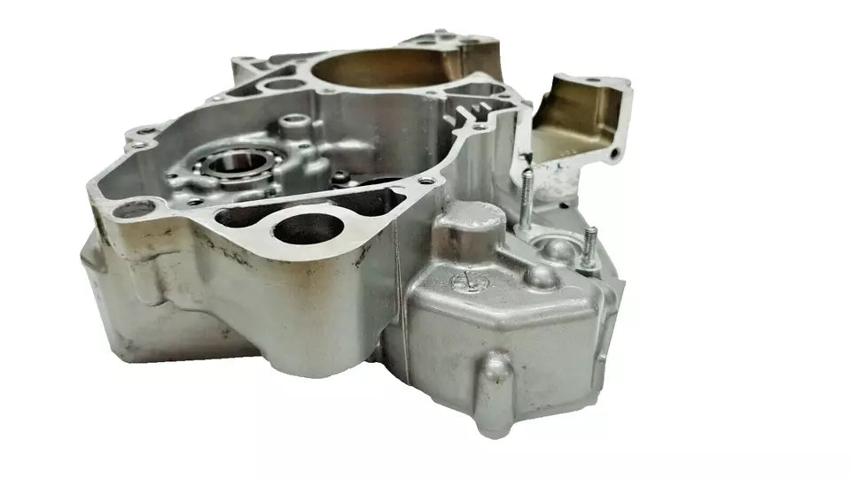 Carter moteur central droit Suzuki TSR 125 1994 Réf : 11300-03D00-000
