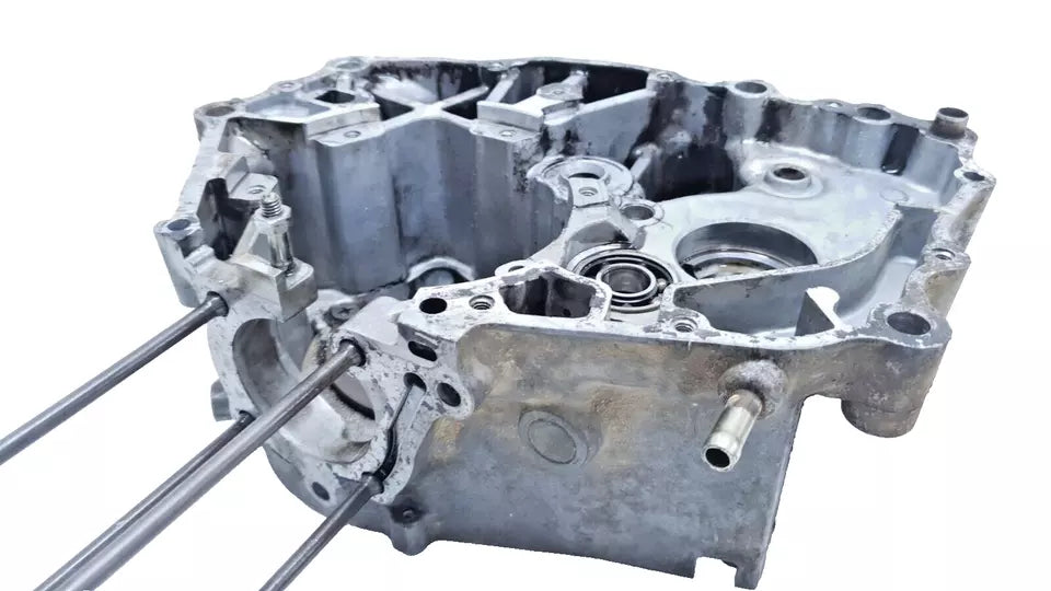 Carter moteur central gauche Honda CM 125 T 1981 Réf : 11200-399-000
