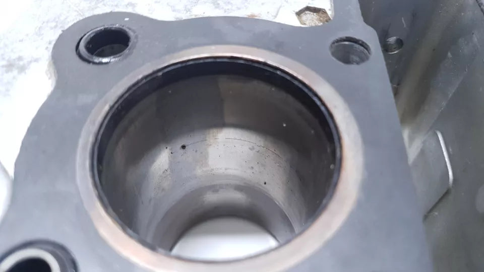 Cylindre & pistons 44mm Honda CB 125 T 1980 n°2 Réf : 12100-399-000