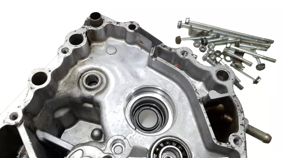 Carter moteur central gauche Honda CB 125 Twin 1979 Réf : 11200-399-000