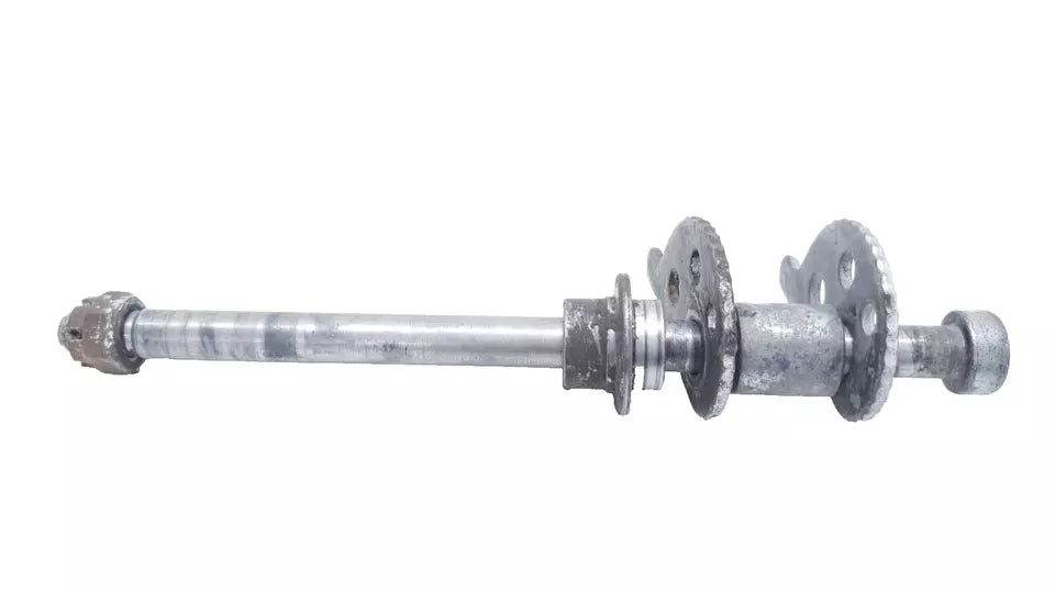 Axe de roue arrière Yamaha DT125LC 1983 n°2