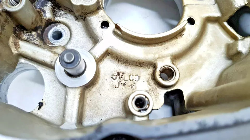 Carter moteur central gauche Yamaha YBR 125 2006 n°3 Réf : 5VL-E5111-10-00