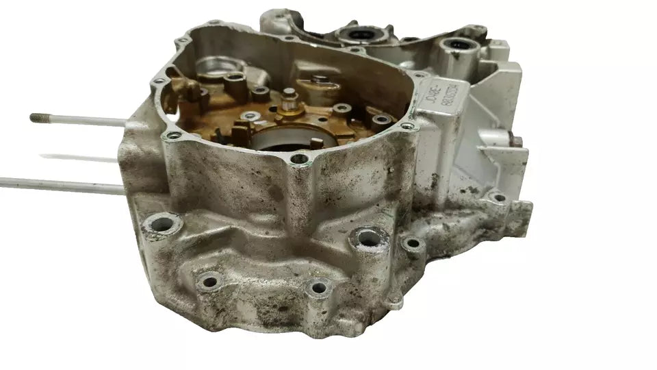 Carter moteur central gauche Honda CBF 125 2012 Réf : 11200-KWF-920