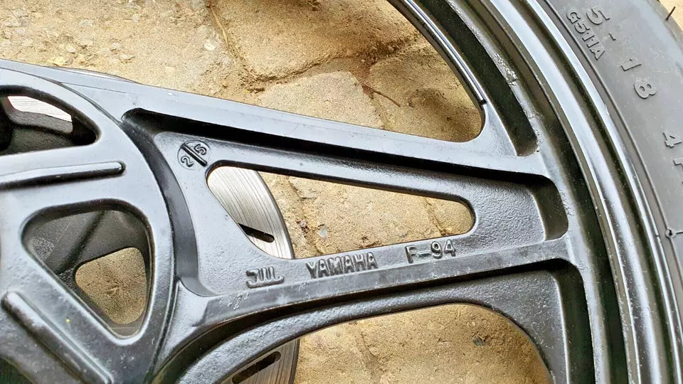 Roue avant Yamaha YBR 125 2005 Réf : 4GU-F5168-10-33