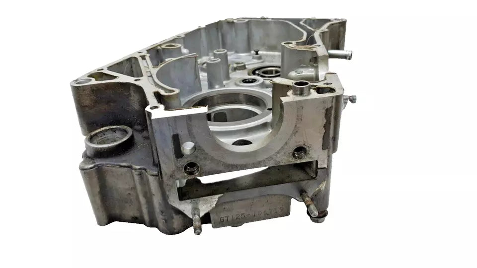 Carter moteur central gauche Hyosung Comet GT 125 2006