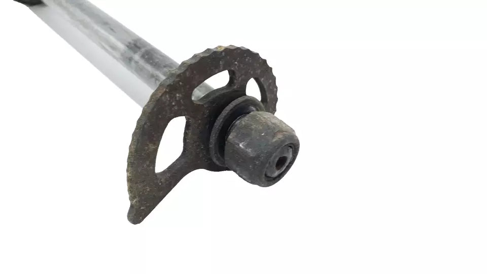 Axe de roue arrière Suzuki 600 DR 1989 Réf : 64711-44B10-000