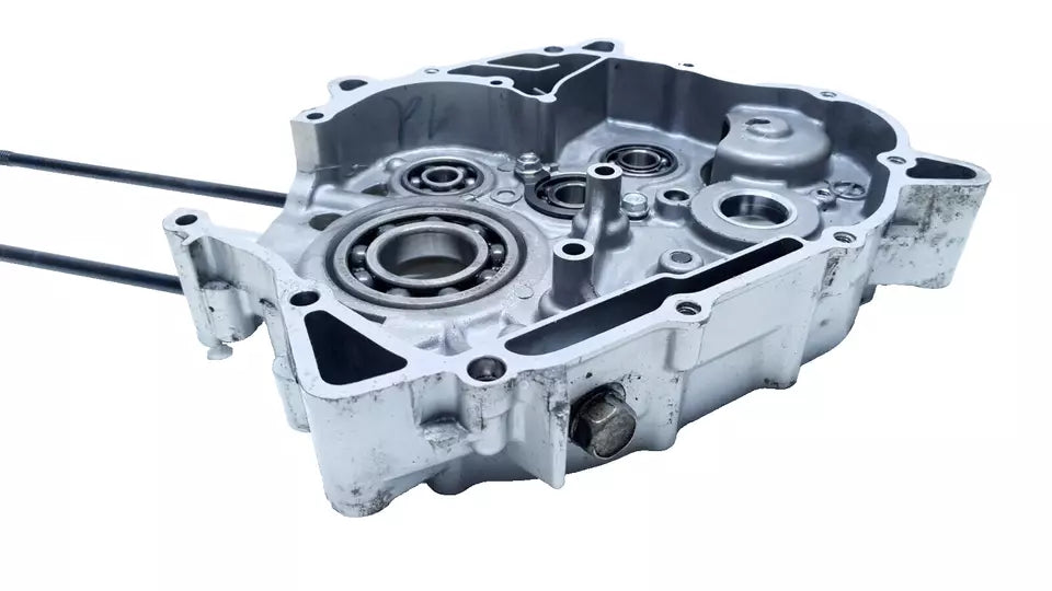 carter moteur central droit Honda CBR 125 2004 n°2 Réf : 11100-KPP-860