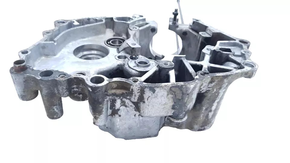 Carter moteur central gauche Honda CM 125 T 1981 Réf : 11200-399-000
