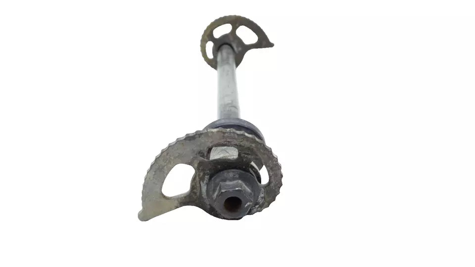 Axe de roue arrière Suzuki 600 DR 1989 Réf : 64711-44B10-000