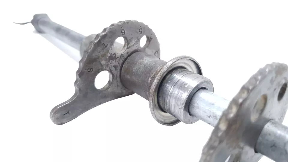 Axe de roue arrière Yamaha DT125LC 1987 n°17 Réf 37F-25381-00-00