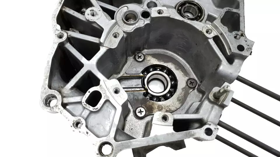 Carter moteur central gauche Honda CB 125 Twin 1979 Réf : 11200-399-000