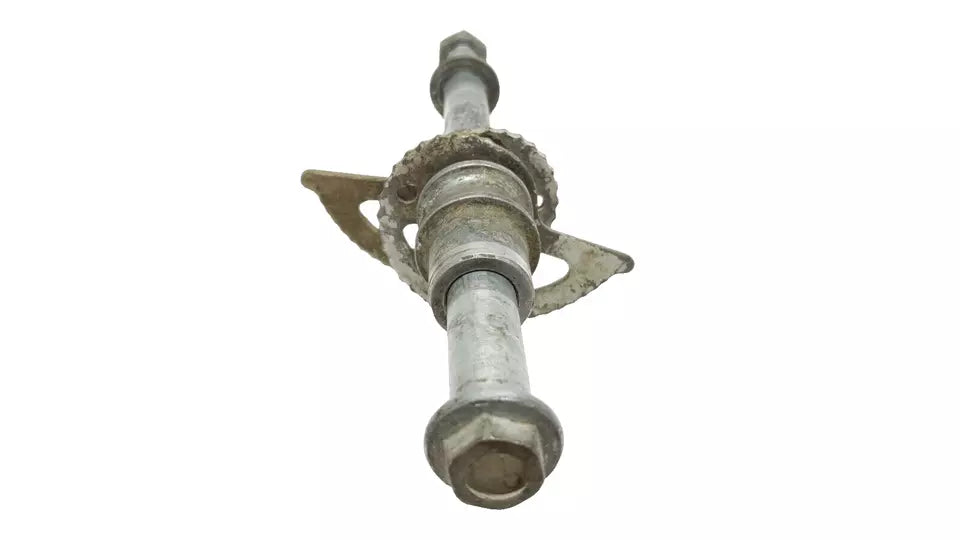 Axe de roue arrière Suzuki TSR 125 1991 Réf : 64711-03D00-000