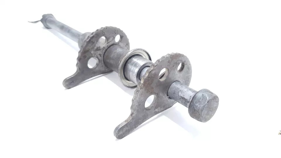 Axe de roue arrière Yamaha DT125LC 1987 n°17 Réf 37F-25381-00-00