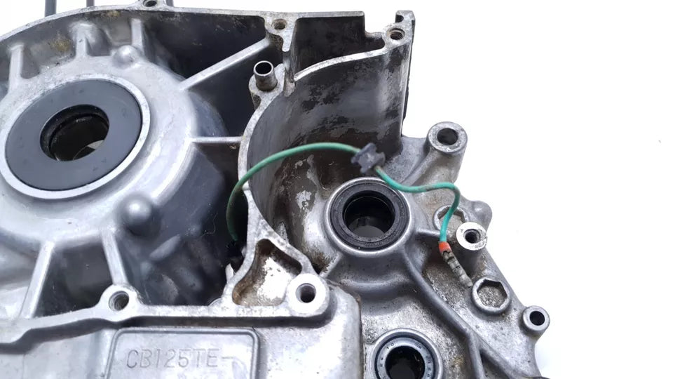Carter moteur central gauche Honda CB 125T 1980 n°2 Réf 11200-399-000