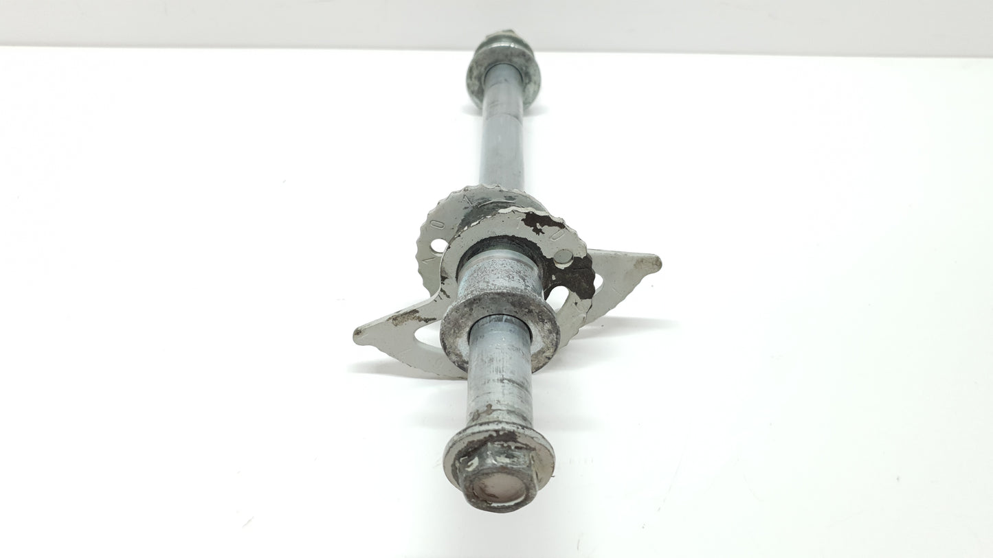 Axe de roue arrière Suzuki TSR 125 1994 Réf : 64711-03D00-000 Rear wheel axle