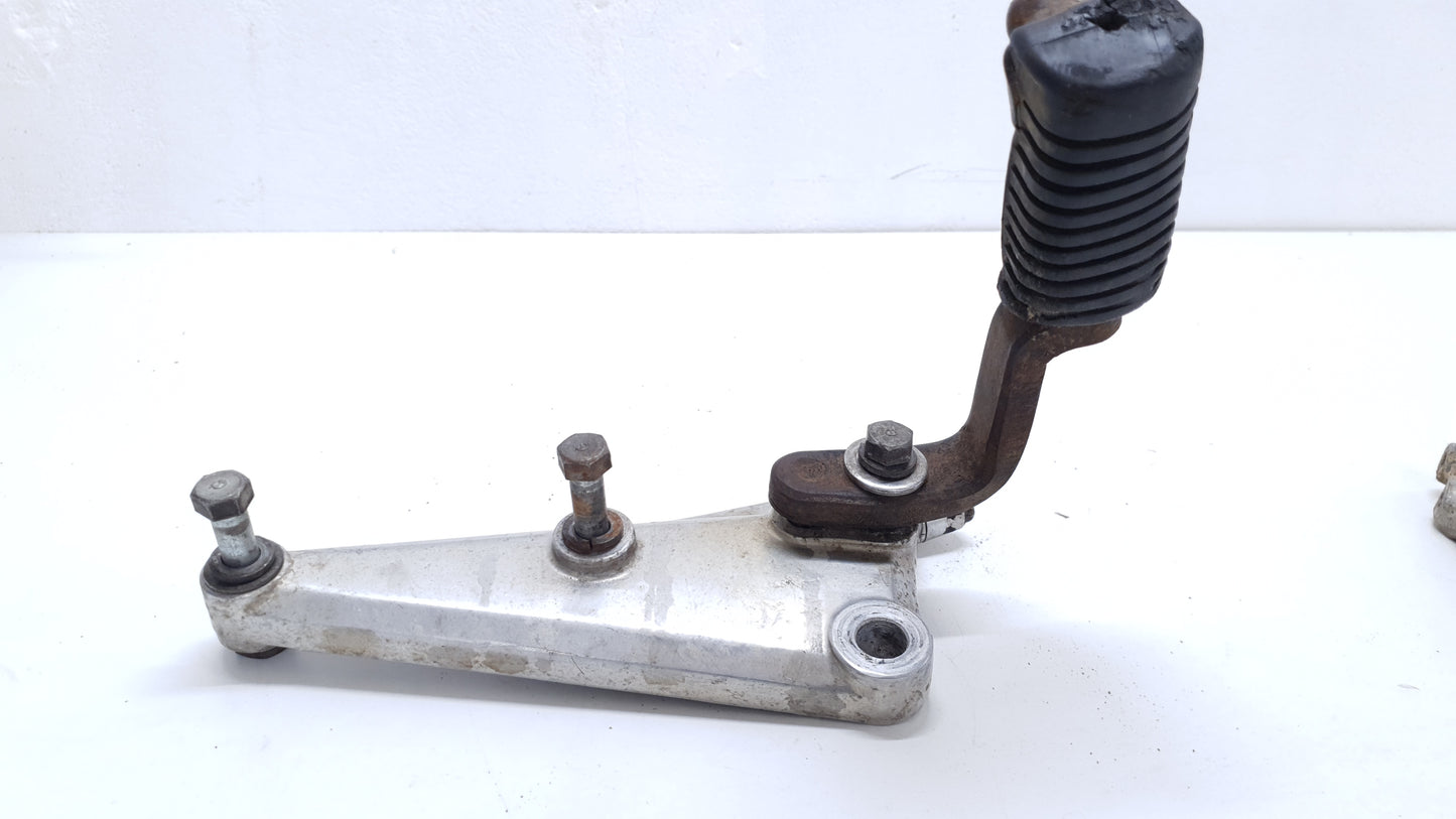 Repose pied arrière Honda CB 125 T 1980 n°2 Réf : 50610-399-000 Rear footrest