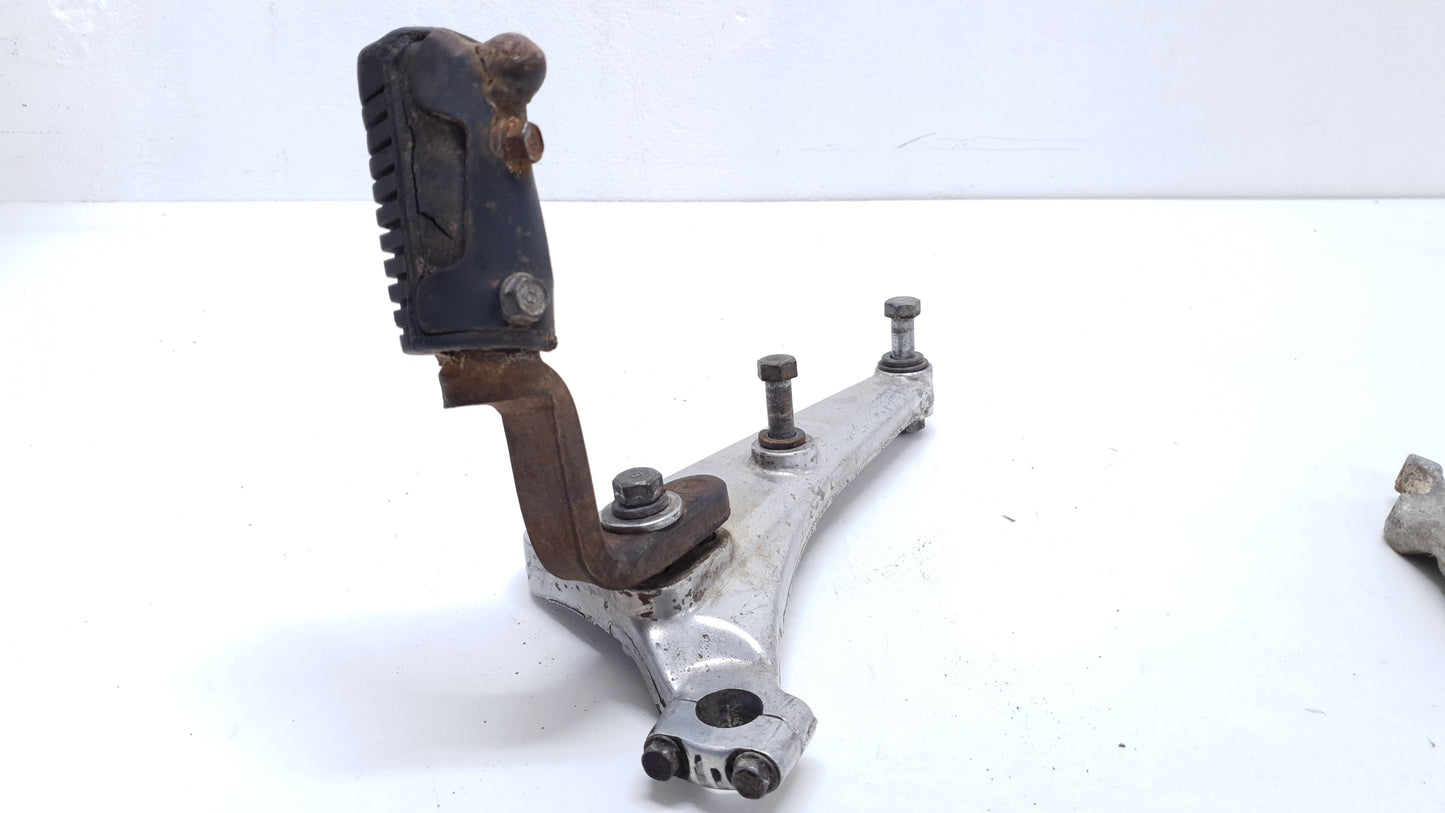 Repose pied arrière Honda CB 125 T 1980 n°2 Réf : 50610-399-000 Rear footrest