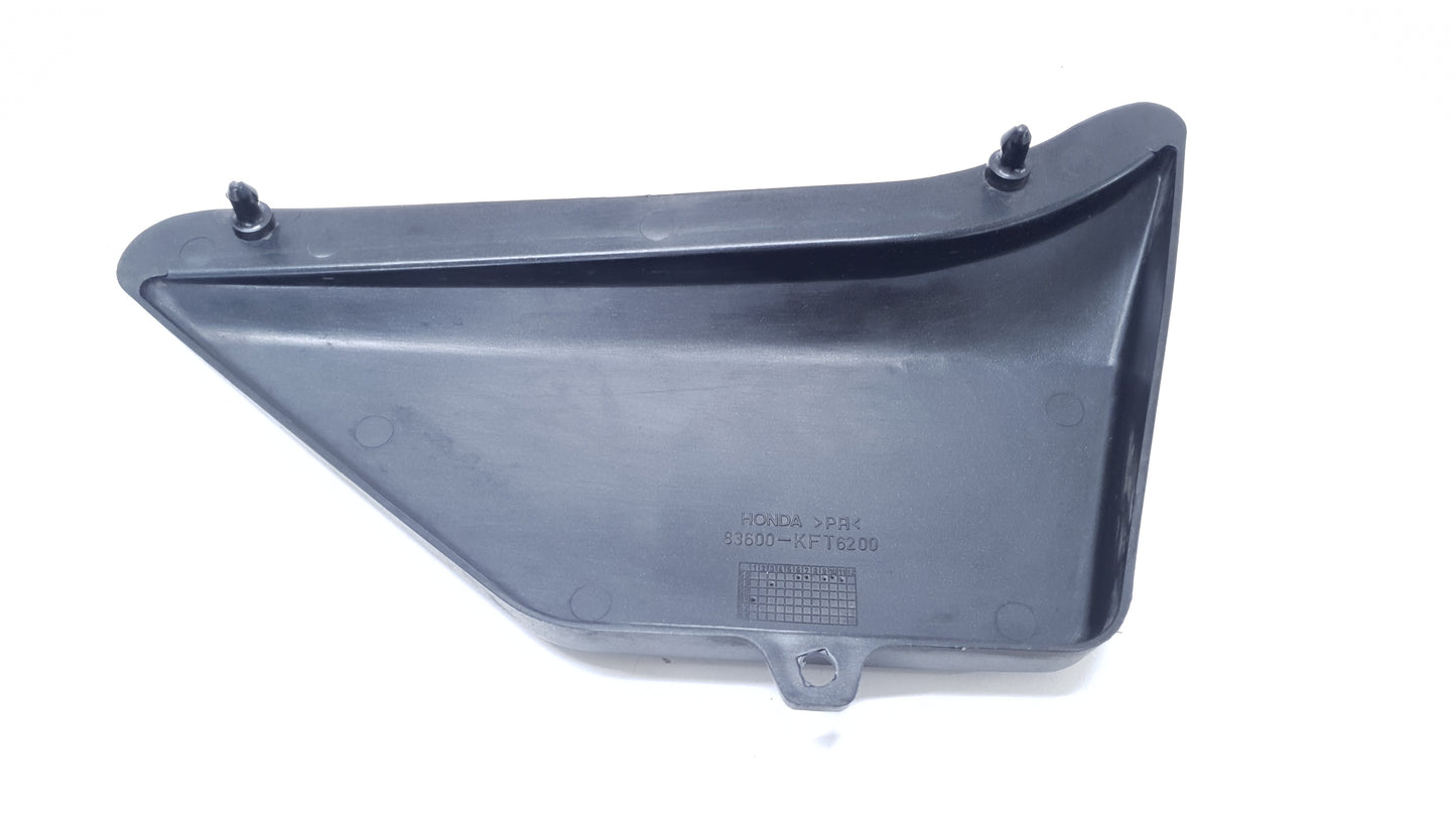 Carénage latéral gauche Honda CLR 125 CityFly 2000 Réf : 83600-KFT-620ZA