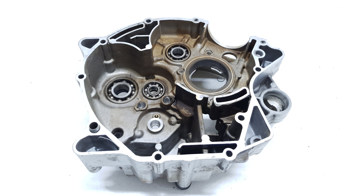 Carter moteur central gauche Yamaha YBR 125 2006 n°3 Réf : 5VL-E5111-10-00