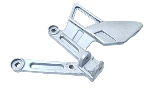 Repose-pied avant droit 2-2 Yamaha TZR 50 2008 n°4 Réf : 5WXF744200LK
