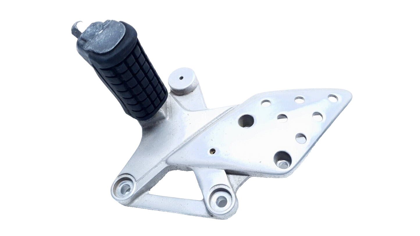 Repose-pied avant droit Honda CBR 125 2004 n°2 Réf : 50600-KPP-901