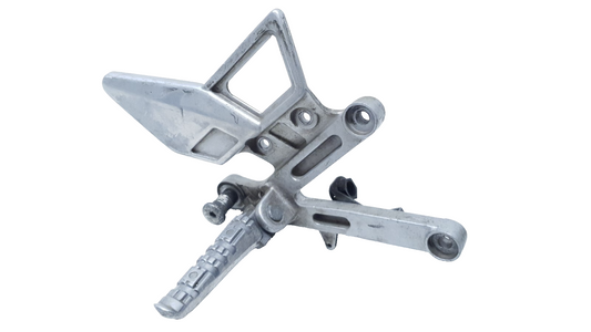 Repose-pied avant gauche Yamaha TZR 50 2008 n°4 Réf : 5WXF744300LK