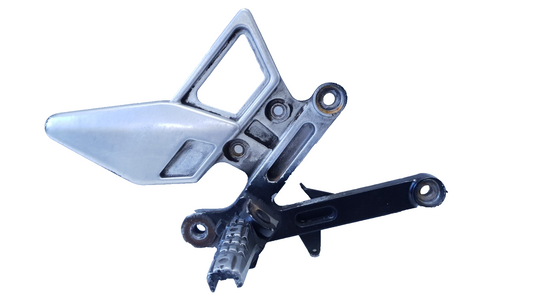 Repose-pied conducteur droit Yamaha TZR 50 2009 Réf : 5WXF744300LK