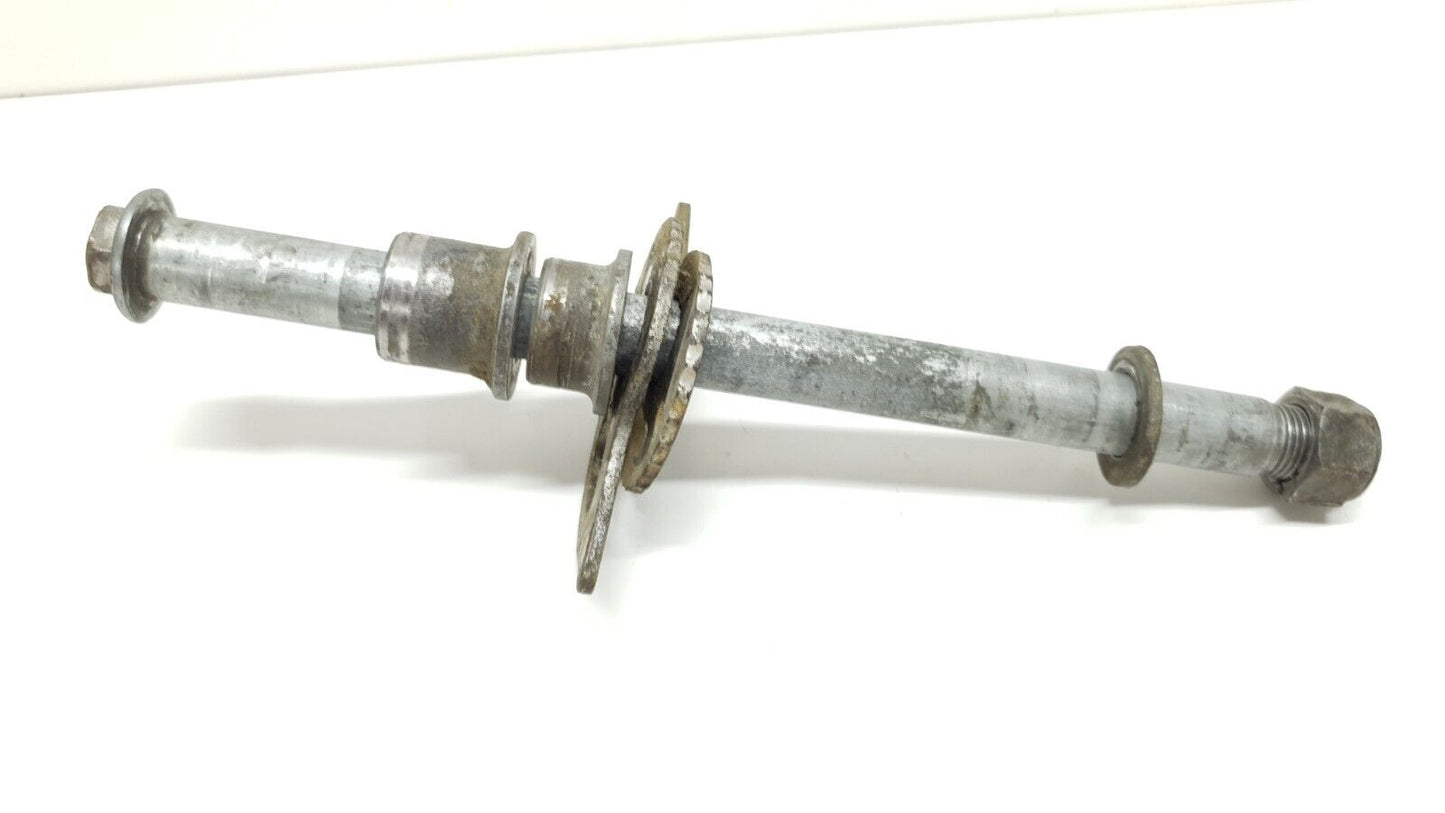 Axe de roue arrière Suzuki TSR 125 1991 Réf : 64711-03D00-000 Rear wheel axle