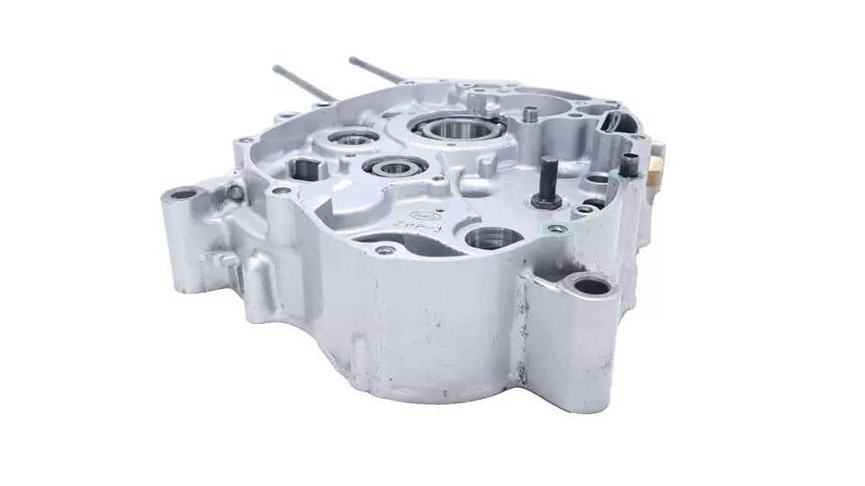 Carter moteur central droit Honda CBR 125 2004 Réf : 11100-KPP-860