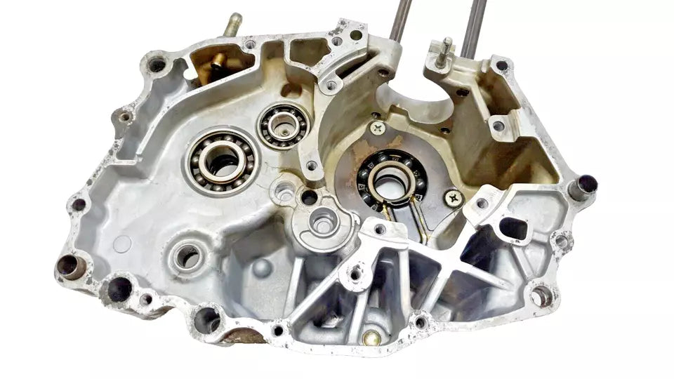Carter moteur central gauche Honda CB 125 Twin 1980 Réf : 11200-399-000