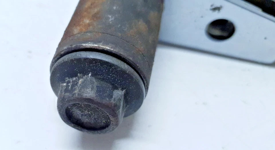 Axe de roue arrière Honda CM 125 T 1980 Réf : 42301-304-972