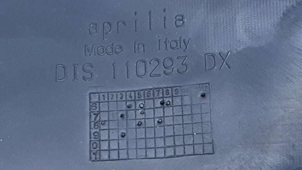 Carénage de selle droit Aprilia RS 50 2008 Réf : 00H04419771