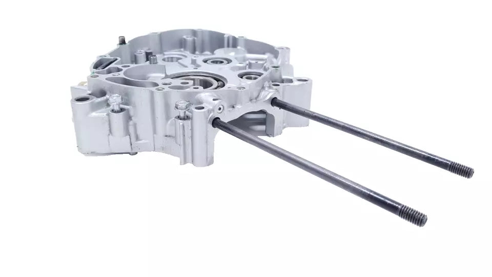 Carter moteur central droit Honda CBR 125 2004 Réf : 11100-KPP-860