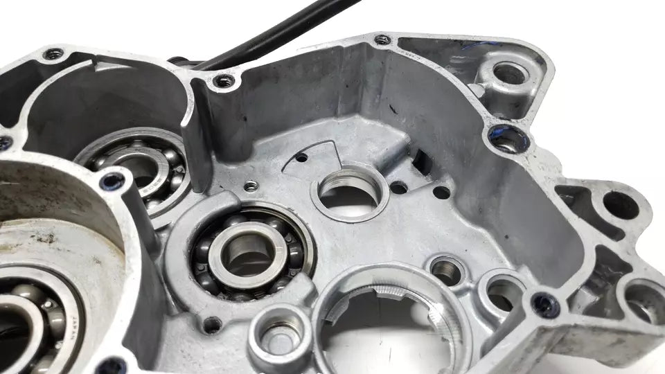 Carter moteur central droit Yamaha DT125LC 1987 n°3 Réf : 10V-15121-02-00