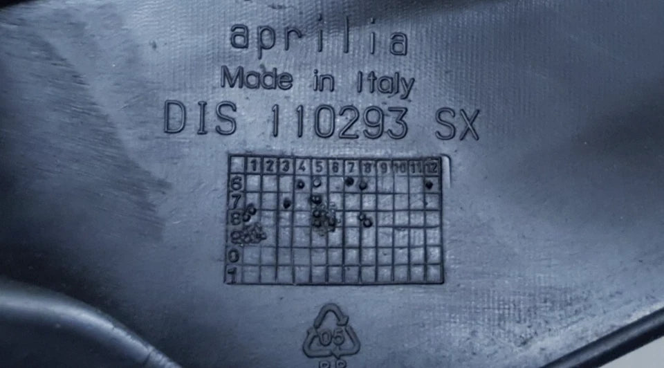Carénage de selle gauche Aprilia RS 50 2010 Réf : 00H04419781