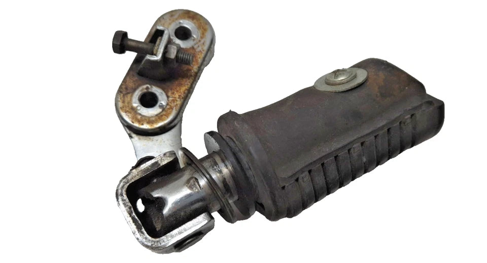 Repose-pied avant droit Honda CM 125 Custom 1995 Réf : 50630-KB4-000