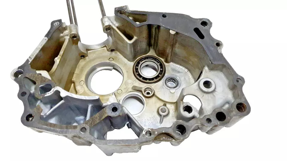 Carter moteur central droit Honda CB 125 Twin 1980 Réf : 11100-399-000