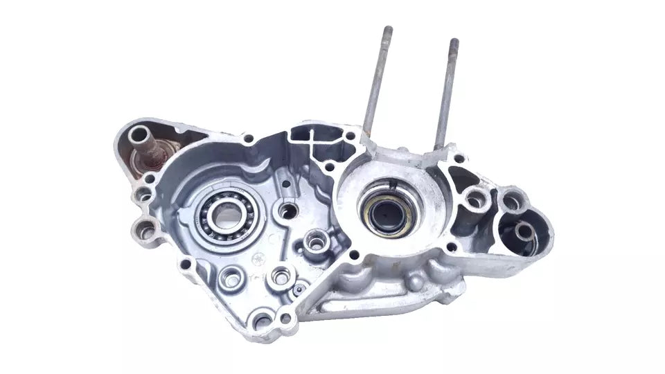 Carter moteur central gauche 2-2 Yamaha DT80LC 1985 Réf : 10X-15111-01-00