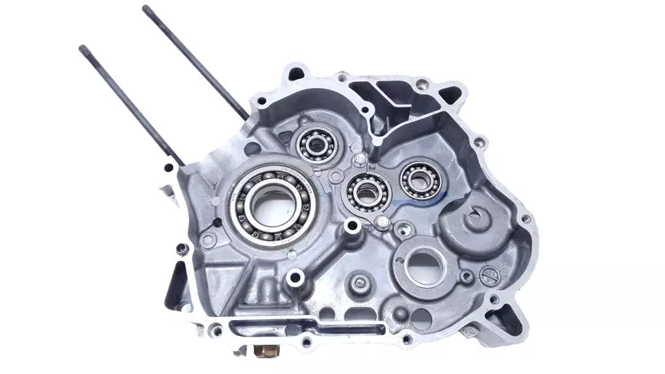 Carter moteur central droit Honda CBR 125 2004 Réf : 11100-KPP-860