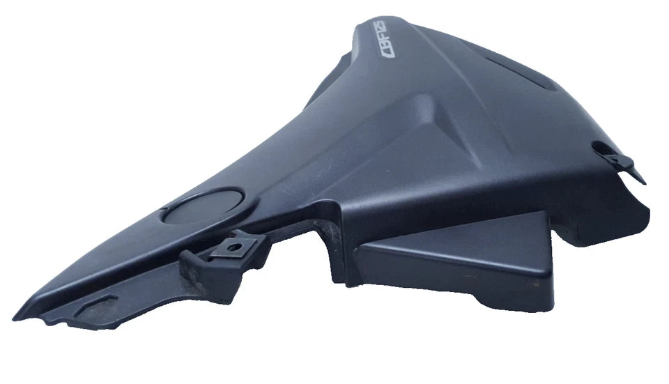 Carénage arrière gauche Honda CBF 125 2010 Réf : 83800-KWF-950ZA