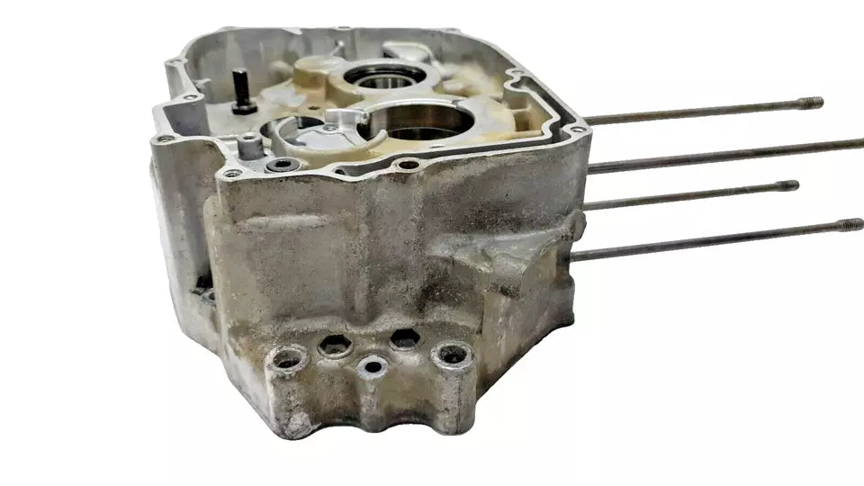 Carter moteur central droit Honda CB 125 Twin 1980 Réf : 11100-399-000