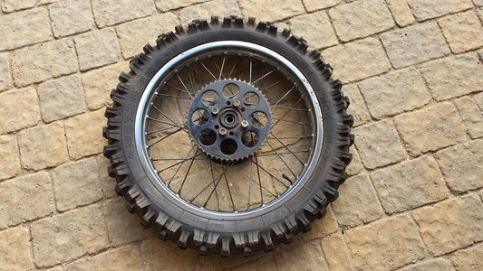 Roue arrière Yamaha DT125LC 1987 n°8 Réf : 94418-18171-00 Rear wheel