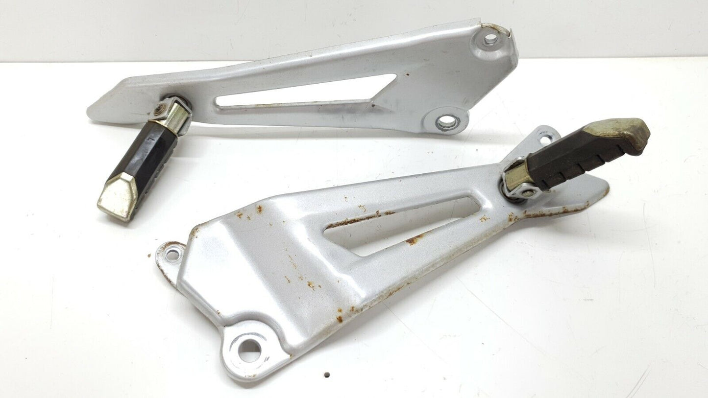 Cales pieds arrière Yamaha YBR 125 2010 Réf : 3D9-F7462-00 Rear footrest