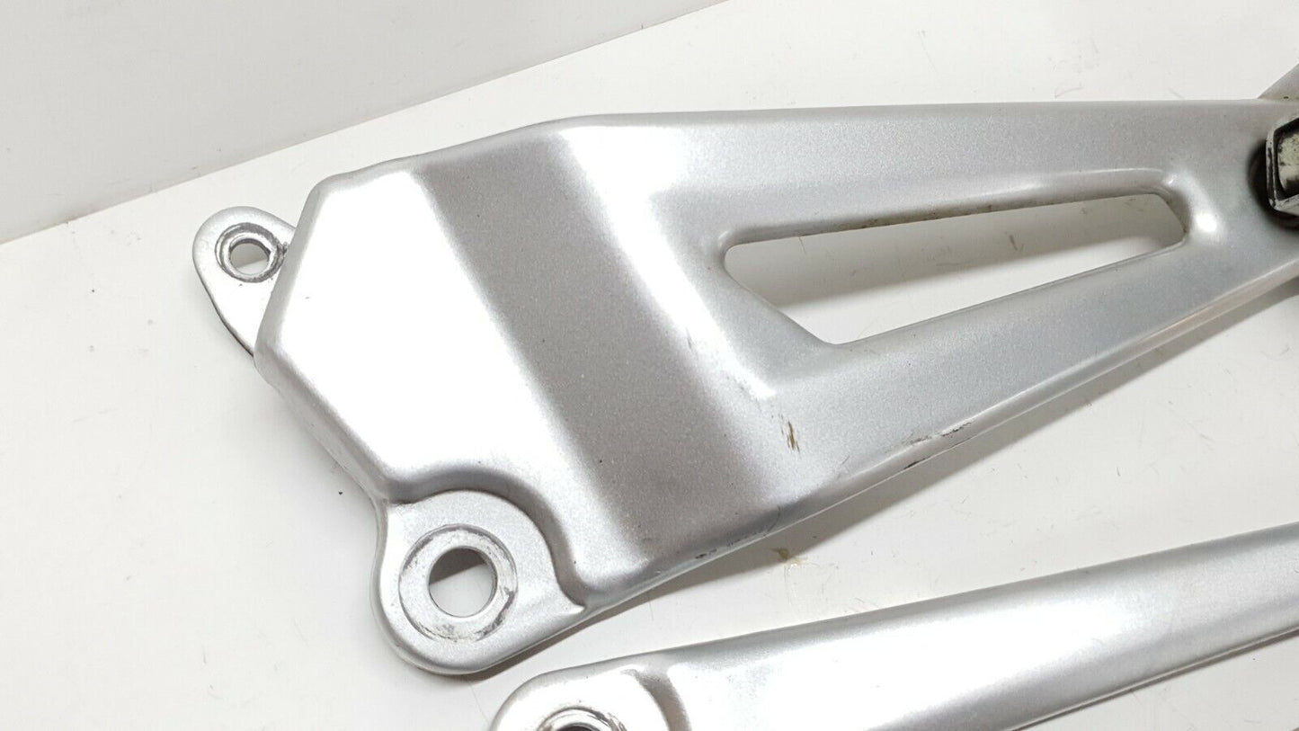 Cales pieds arrière Yamaha YBR 125 2011 Réf : 5VL-F7452-00 Rear Footrest