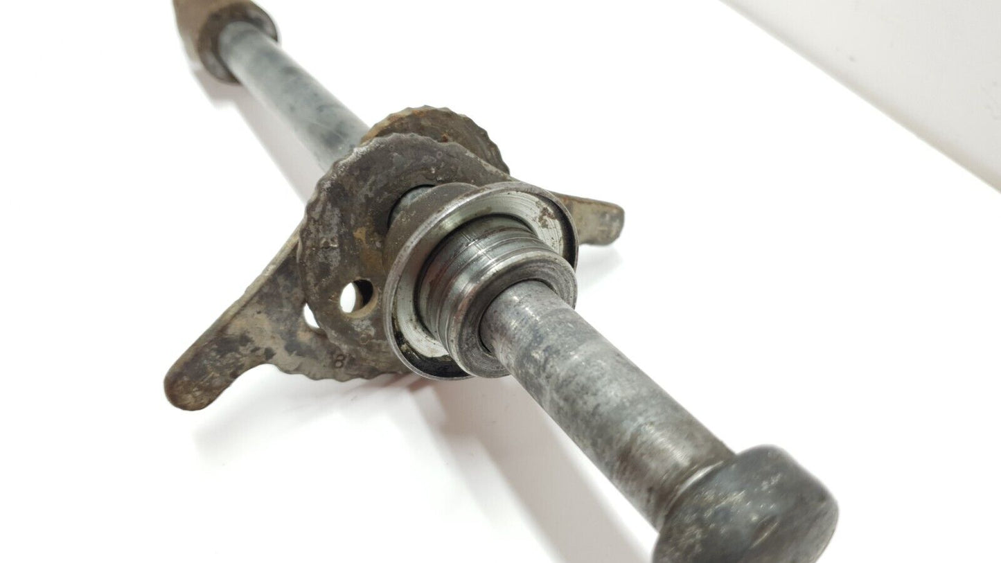 Axe de roue arrière Yamaha DT125LC 1983 Rear wheel axle