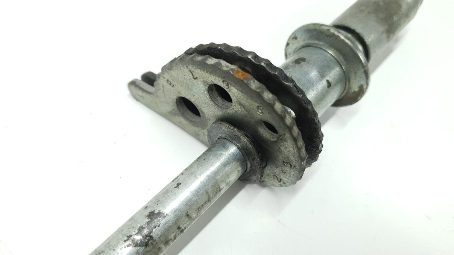 Axe de roue arrière Yamaha DT125LC 1987 n°11 Réf 37F-25381-00-00 Rear wheel axle